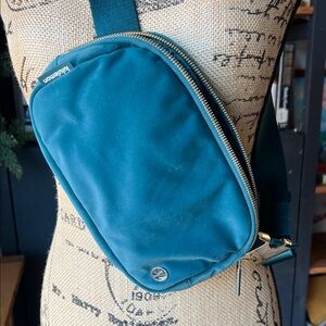 lululemon everywhere belt bag JASPER GREEN/GOLD , good as new.